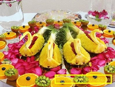 Нарізка фруктів на святковий стіл